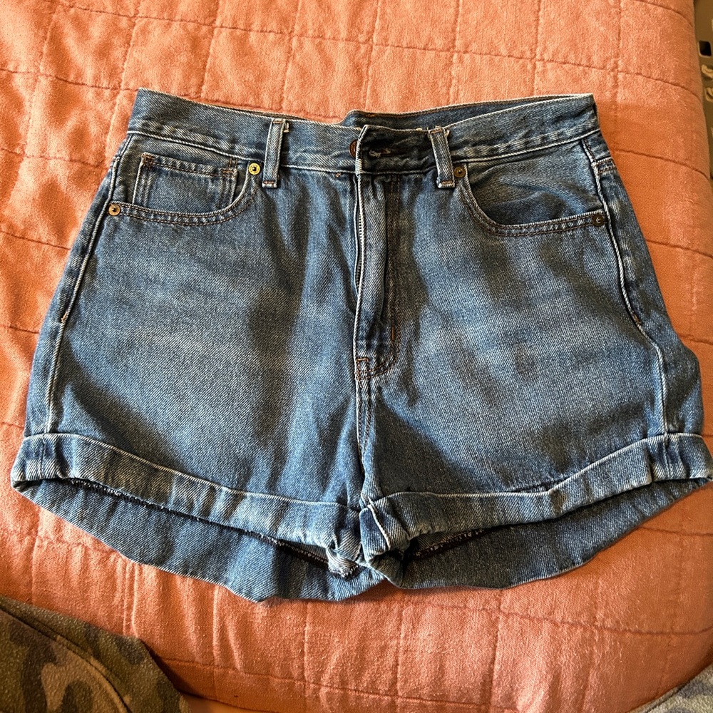 American Eagle Mom Shorts size 6 high waisted medium wash